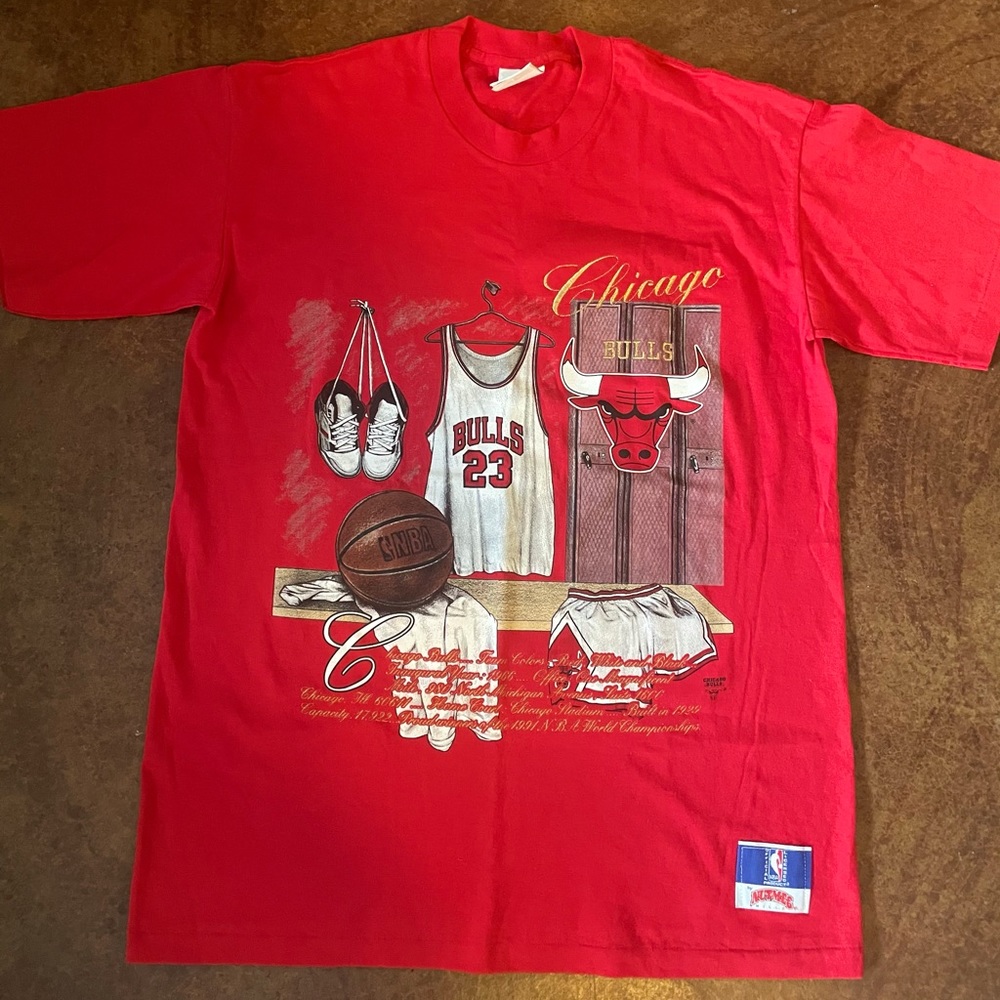 Vintage Nutmeg Large Chicago Bulls Embroidered T-Shirt